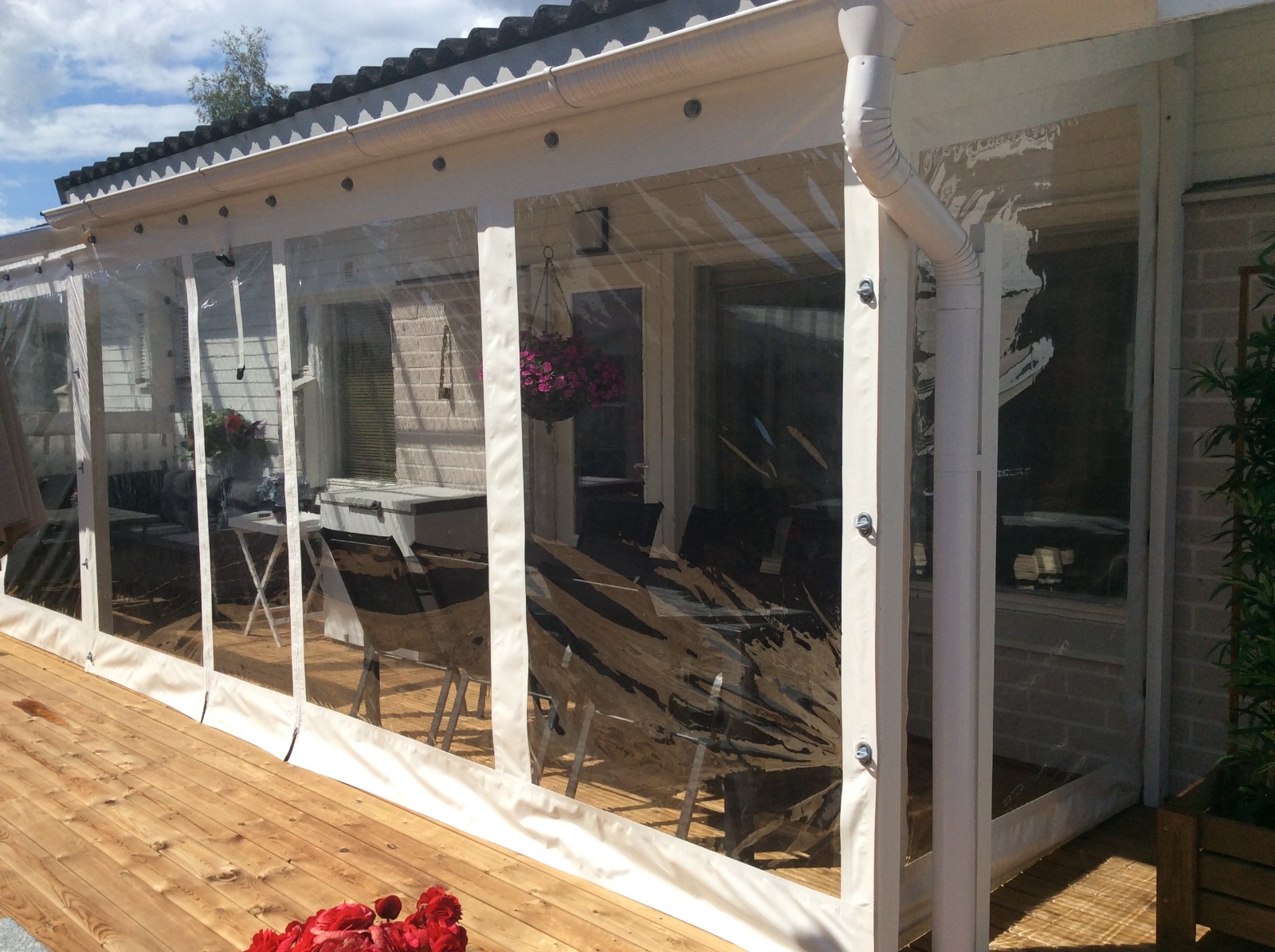 Verandanı əhatə edən ağ çərçivəli yumşaq şəffaf PVC pəncərələr